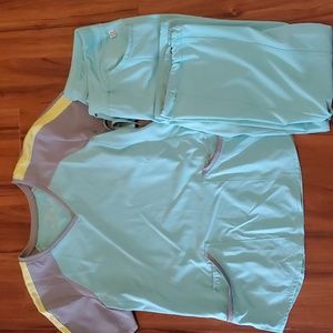 Cherokee infinity scrub set in large